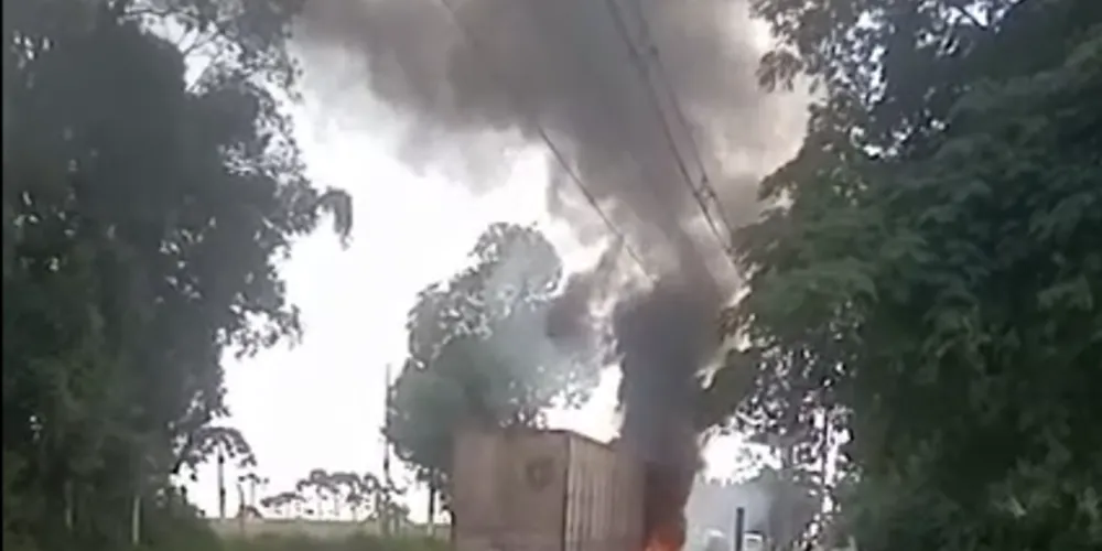 Caminhão pegou fogo pouco depois das 15h