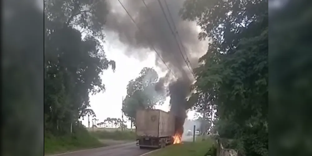 Caminhão pegou fogo pouco depois das 15h