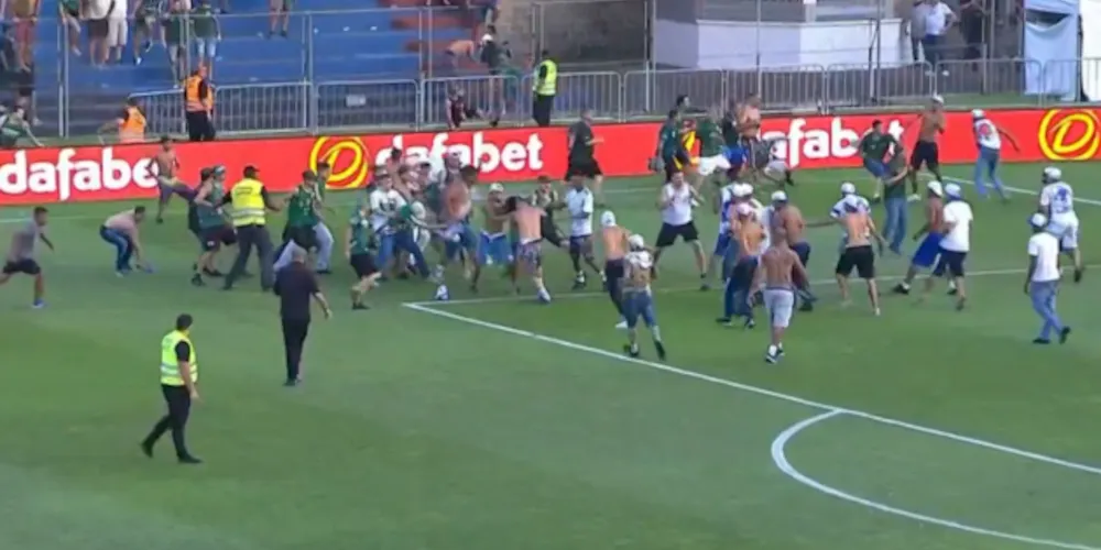 Torcedores do Cruzeiro e do Coritiba brigaram no gramado