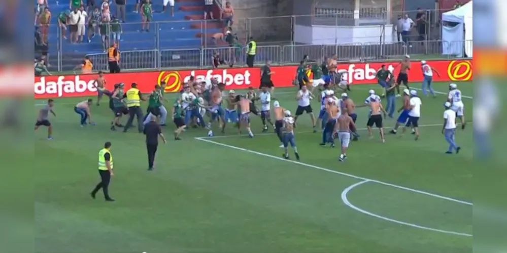 Torcedores do Cruzeiro e do Coritiba brigaram no gramado