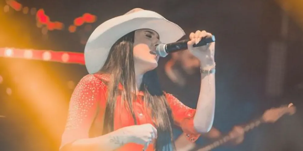 A artista tem várias músicas bombando nas plataformas digitais