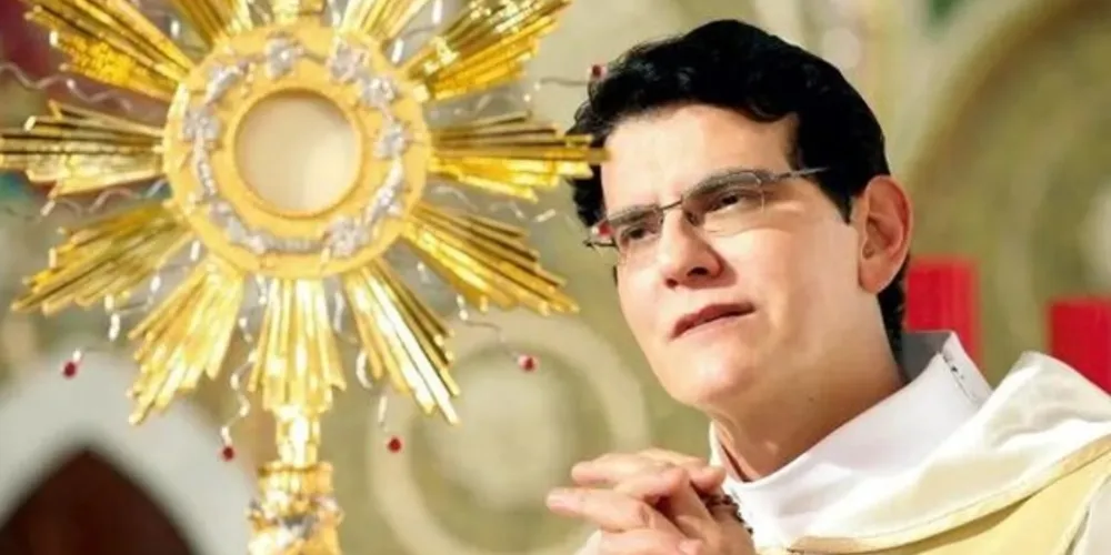 Padre fez uma cirurgia para aliviar dores na coluna