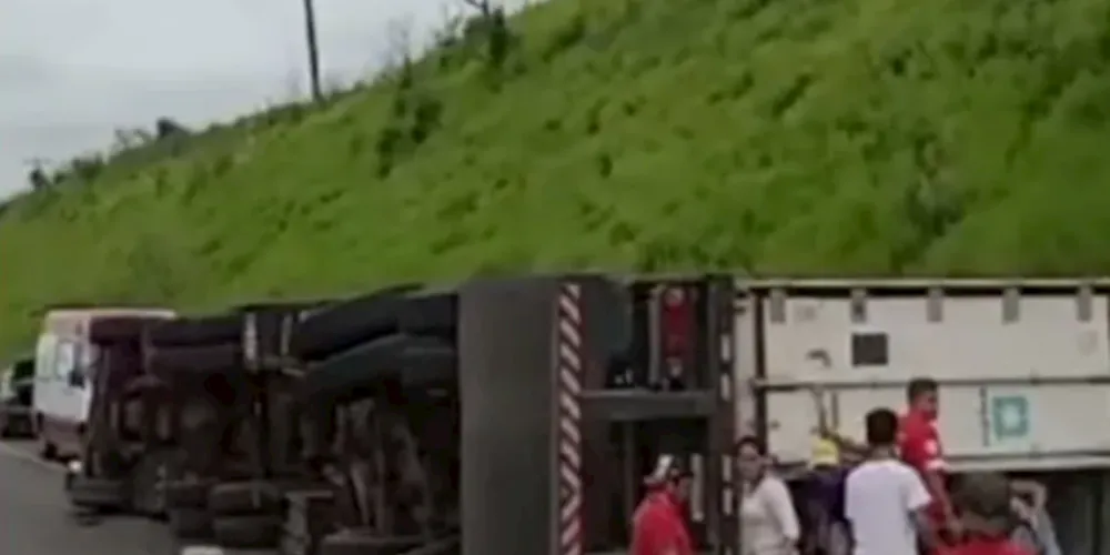 Vídeos realizados por motoristas mostram diversas pessoas saqueando a carga