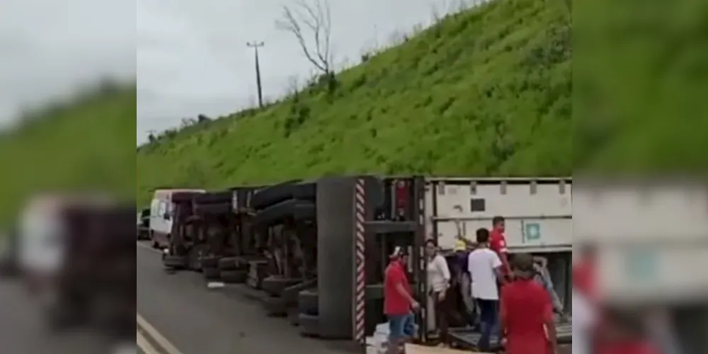Vídeos realizados por motoristas mostram diversas pessoas saqueando a carga