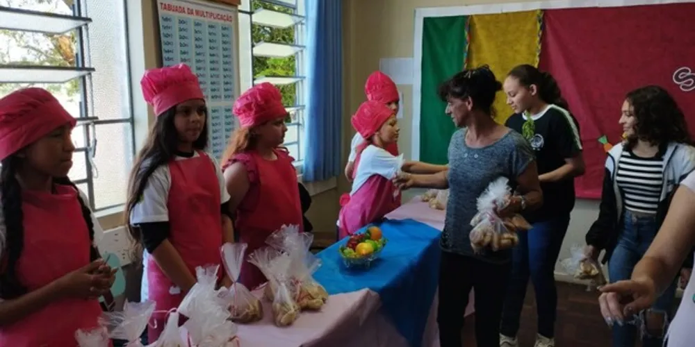 Os estudantes prepararam a feira e comercializaram diversos produtos