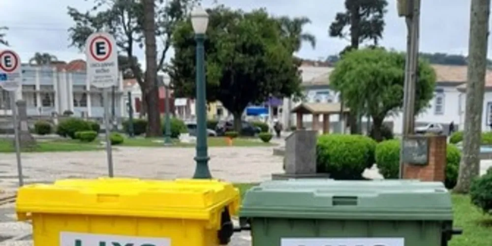 Lixeiras amarelas estão sendo instaladas ao lado dos coletores verdes