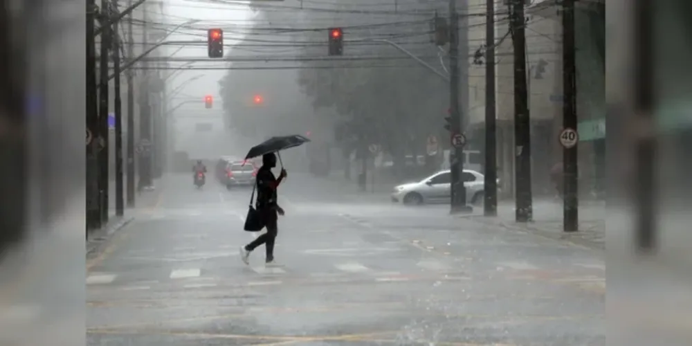 O Inmet emitiu alerta amarelo para tempestade nesta sexta-feira (01)