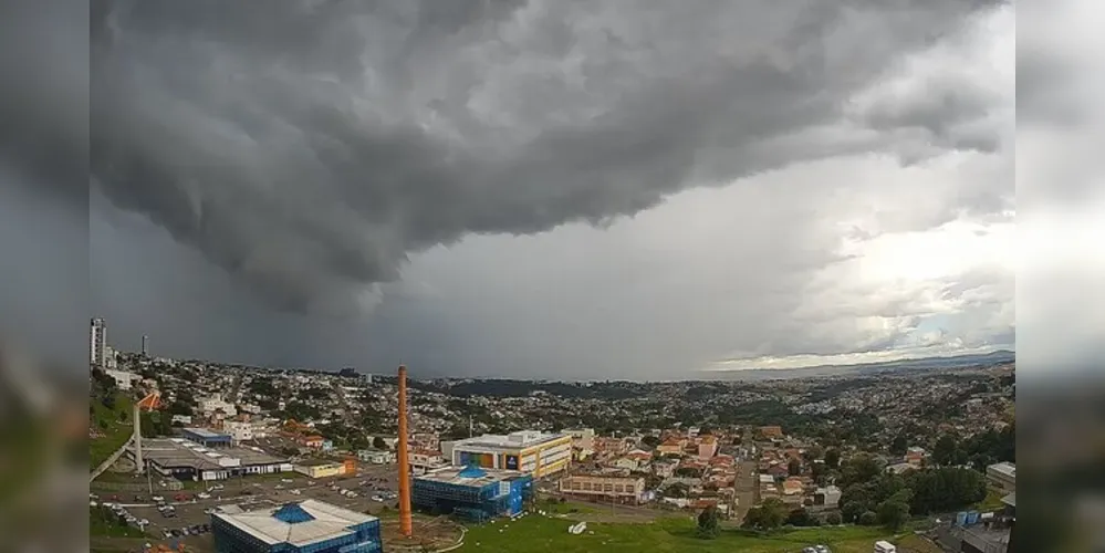 Alerta de chuvas intensas é válido até a manhã de quarta-feira (25