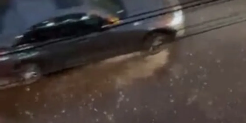 Vários locais da cidade registraram queda de granizo