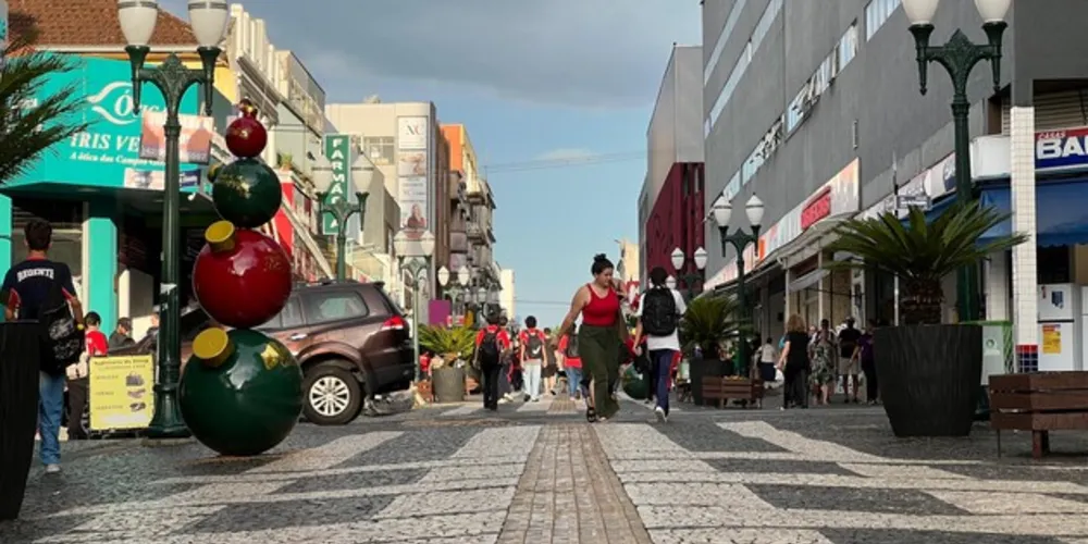 Mesmo a véspera de Natal caindo em um domingo, as lojas irão abrir, com atendimento das 9h às 18 horas no dia 24 de dezembro