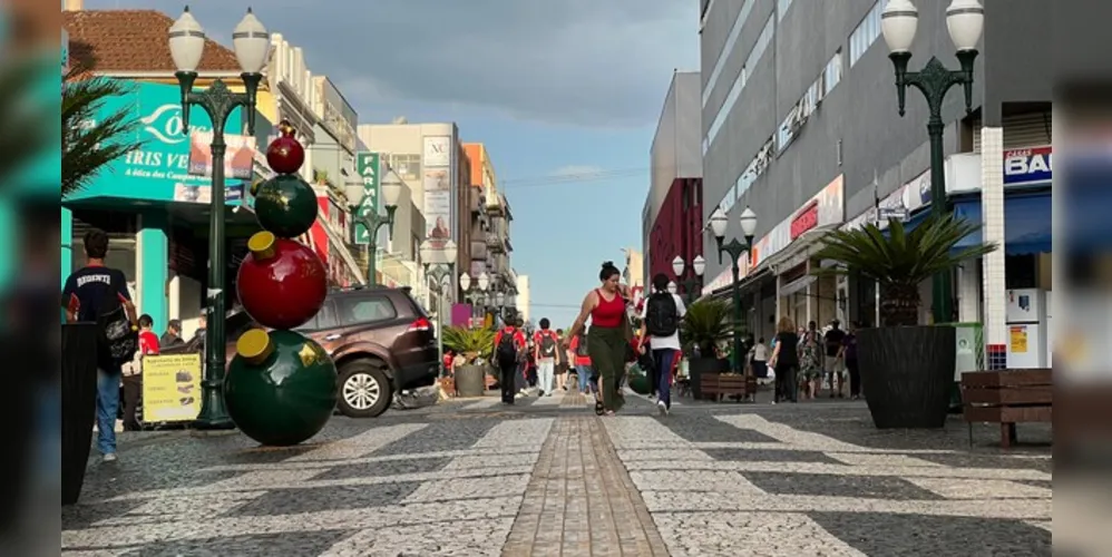 Mesmo a véspera de Natal caindo em um domingo, as lojas irão abrir, com atendimento das 9h às 18 horas no dia 24 de dezembro