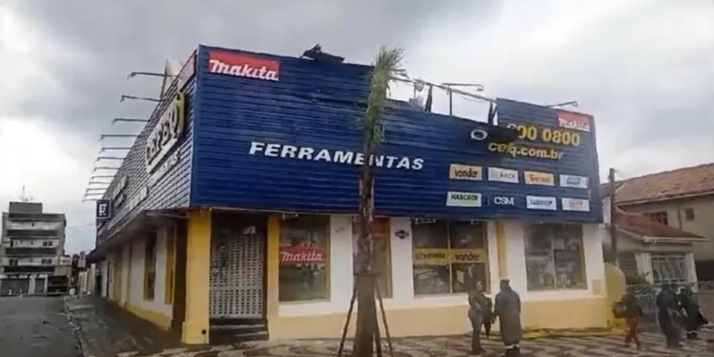 Mais recentemente, desde a chuva de granizo do dia 26, além de danos em tetos e vitrines, algumas lojas ficaram alagadas