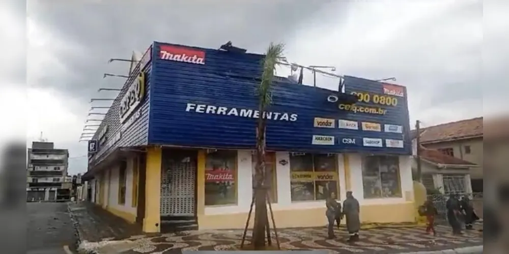 Mais recentemente, desde a chuva de granizo do dia 26, além de danos em tetos e vitrines, algumas lojas ficaram alagadas