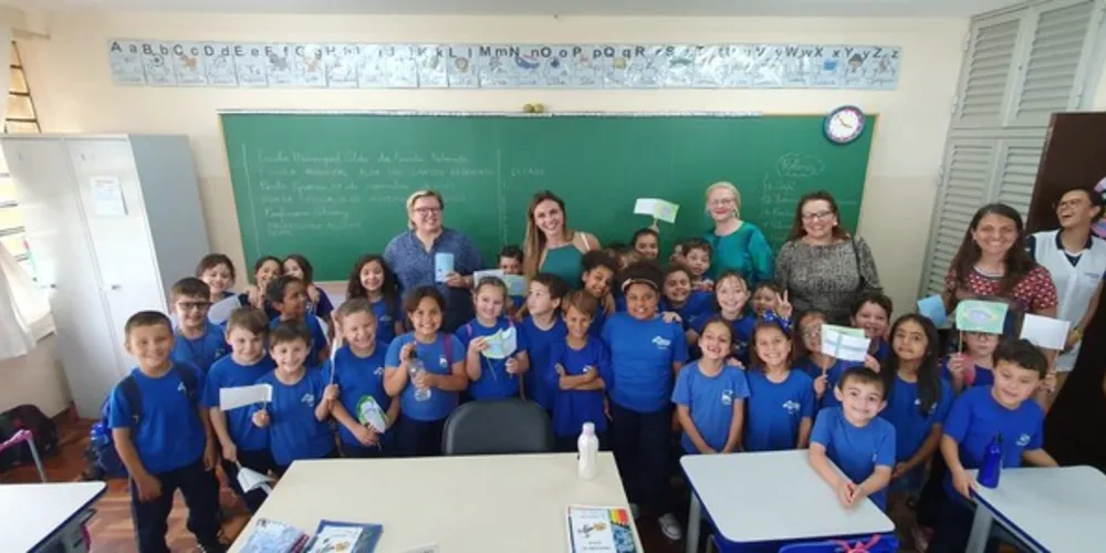 Alunos e professores recepcionaram a comitiva da Finlândia e da Fundação Araucária