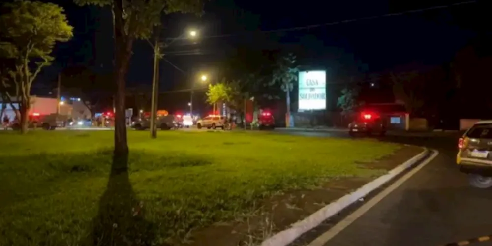 Policiais e suspeitos entraram em confronto na noite desta segunda-feira (4)