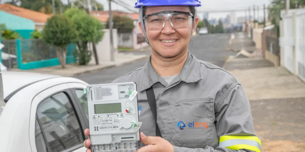 Os novos equipamentos efetuam leitura automática, sinalizam a falta de luz diretamente para o centro de operações da Copel