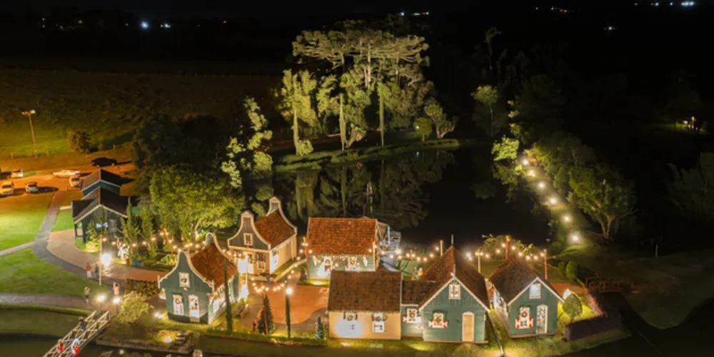 A área museal está decorada e iluminada para proporcionar uma imersão na magia natalina