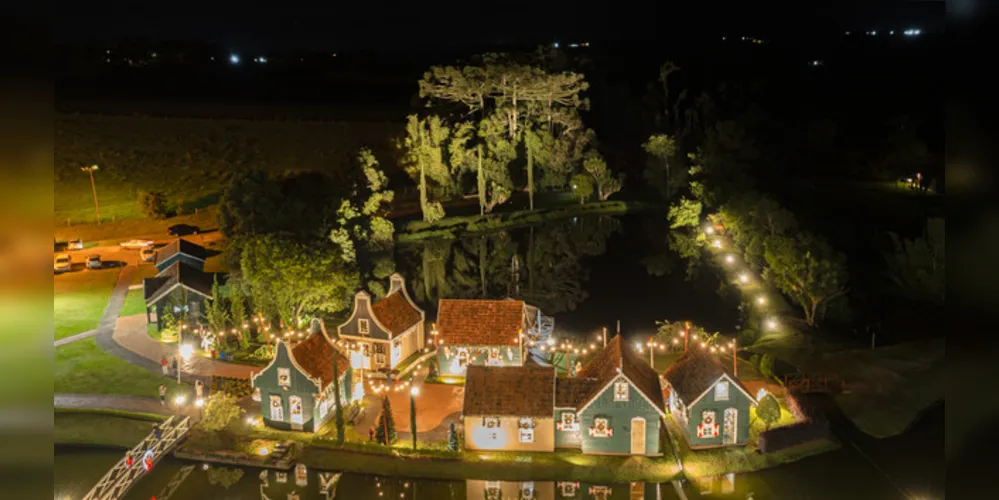 A área museal está decorada e iluminada para proporcionar uma imersão na magia natalina