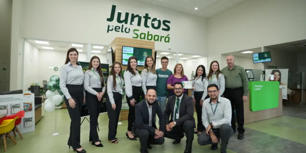 Para celebrar a marca mil associados, uma placa de reconhecimento foi entregue para a associada Denize Safraider Glugoski