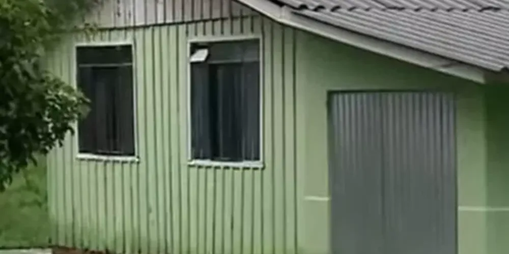 A polícia está procurando um suspeito de assassinato que derrubou a dentadura no local do crime