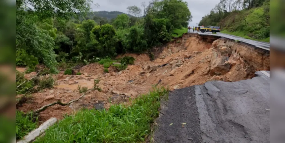 Deslizamento de terra levou parte da pista, neste domingo (8)