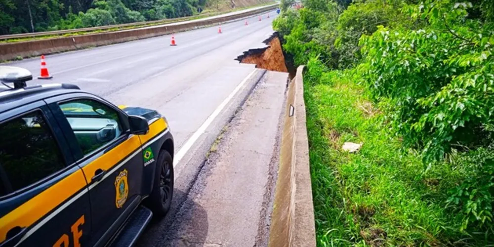 Trânsito está fluindo pela faixa mais à esquerda, segundo a PRF