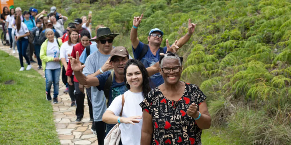 Durante o passeio, as crianças e seus professores puderam explorar as trilhas do parque, observar as formações rochosas e aprender