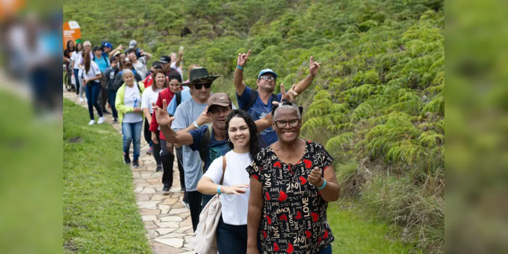 Durante o passeio, as crianças e seus professores puderam explorar as trilhas do parque, observar as formações rochosas e aprender