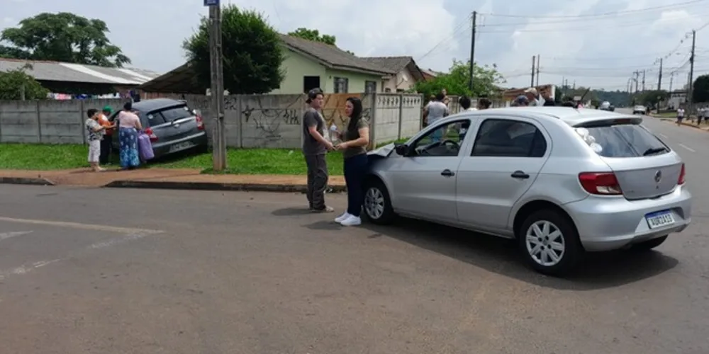 Acidente entre dois carros em esquina não deixou vítimas