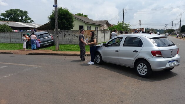 Acidente entre dois carros em esquina não deixou vítimas