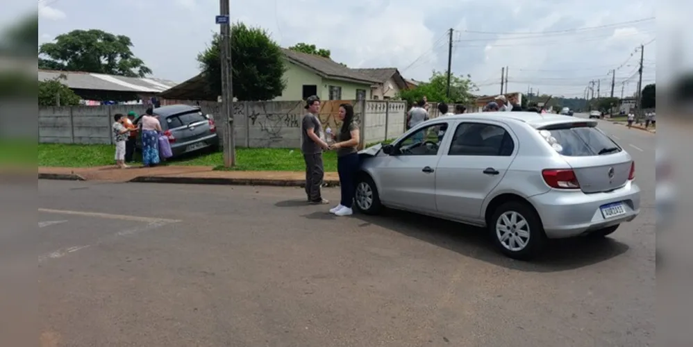 Acidente entre dois carros em esquina não deixou vítimas