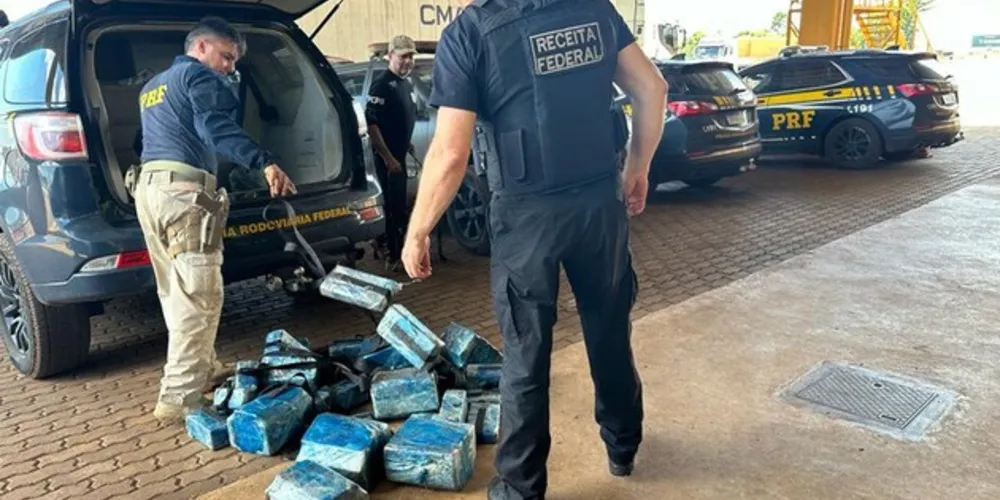 No total, 109 quilos de cloridrato de cocaína eram transportados em um caminhão guincho