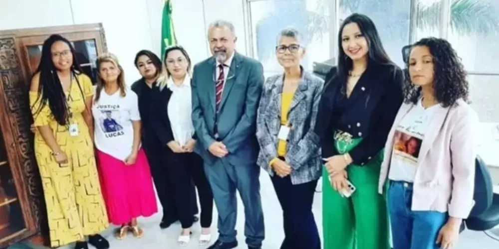 Luciane Barbosa posou ao lado do secretário Elias Vaz