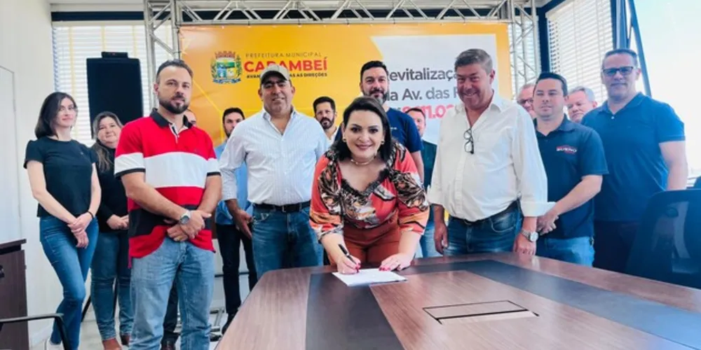 A prefeita de Carambeí, Elisangela Pedroso, ao lado dos vereadores Antônio Xóxa, Deleon Betim, Eclaiton Bueno e Ilson Caninana, assinou a ordem de serviço para as obras de revitalização da Avenidas Flores