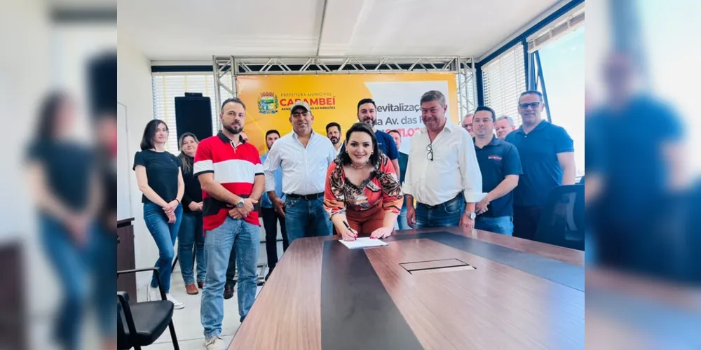 A prefeita de Carambeí, Elisangela Pedroso, ao lado dos vereadores Antônio Xóxa, Deleon Betim, Eclaiton Bueno e Ilson Caninana, assinou a ordem de serviço para as obras de revitalização da Avenidas Flores