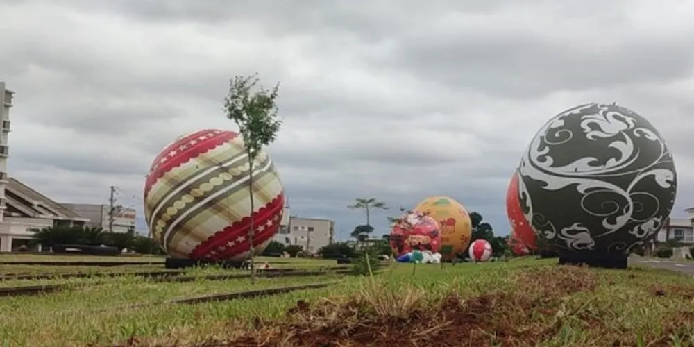 'Bolas de Natal' estão sendo colocadas no Parque Linear, em Oficinas
