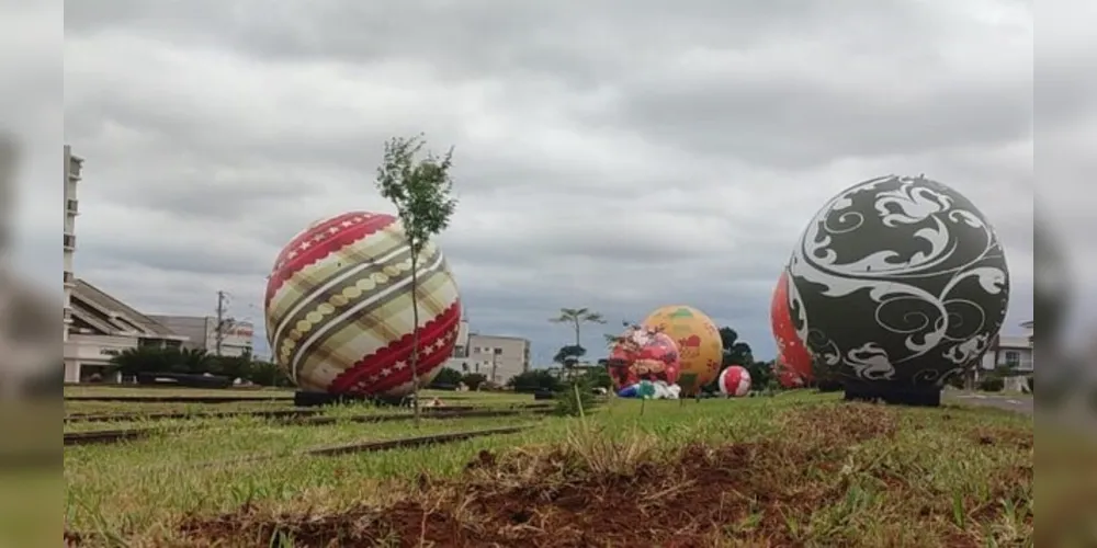 'Bolas de Natal' estão sendo colocadas no Parque Linear, em Oficinas