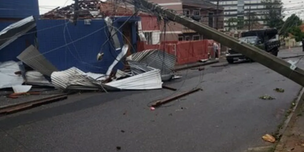 Na rua Barão de Teffé, um poste de energia elétrica foi derrubado com a força do vento, deixando a região sem energia elétrica