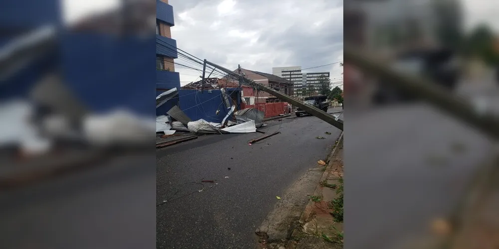 Na rua Barão de Teffé, um poste de energia elétrica foi derrubado com a força do vento, deixando a região sem energia elétrica