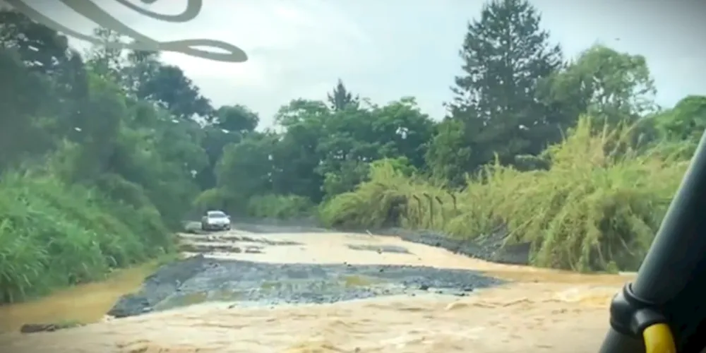 Motoristas tiveram dificuldades para percorrer a via