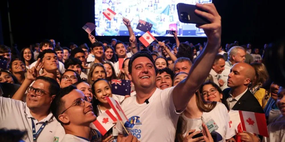 O governador Carlos Massa Ratinho Junior se encontrou nesta segunda-feira (20), no Teatro Guaíra, com os mil alunos da rede pública estadual que vão participar do programa de intercâmbio internacional Ganhando o Mundo