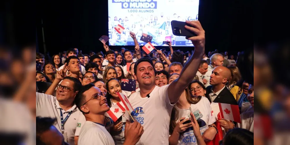 O governador Carlos Massa Ratinho Junior se encontrou nesta segunda-feira (20), no Teatro Guaíra, com os mil alunos da rede pública estadual que vão participar do programa de intercâmbio internacional Ganhando o Mundo