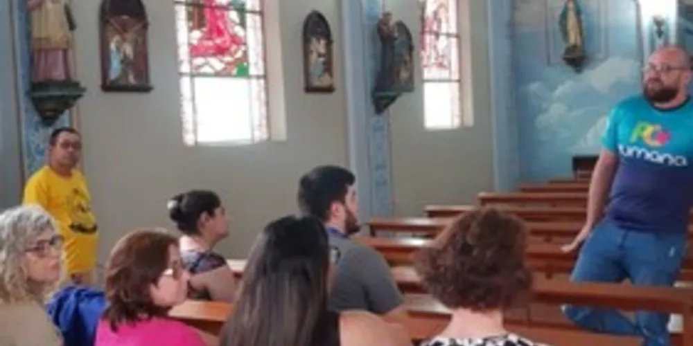 A atividade é conduzida pelo musicoterapeuta Thiago Pauluk