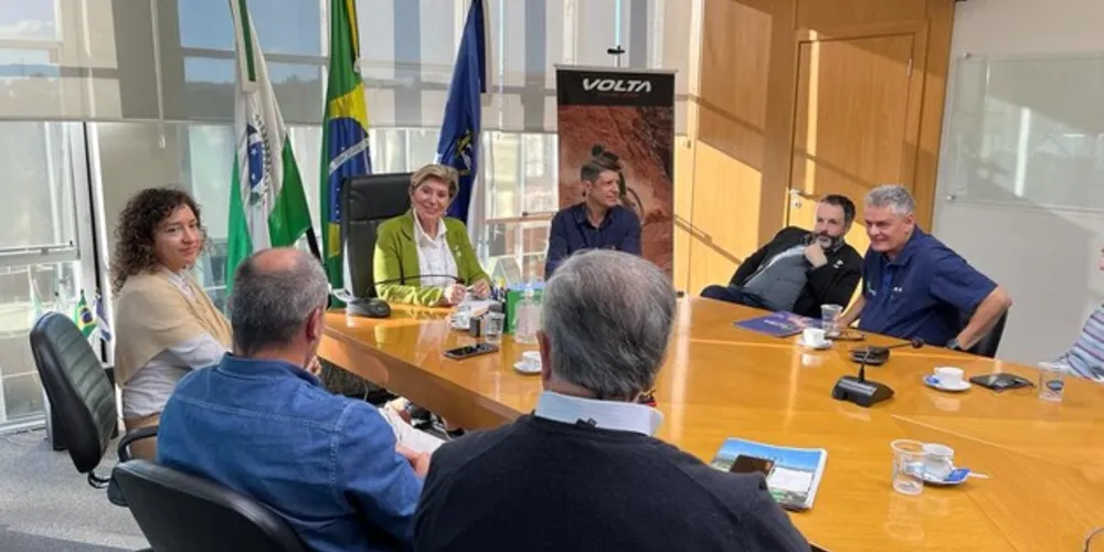 Prefeita Elizabeth Schmidt em reunião com lideranças da cidade e representantes da LP Brasil