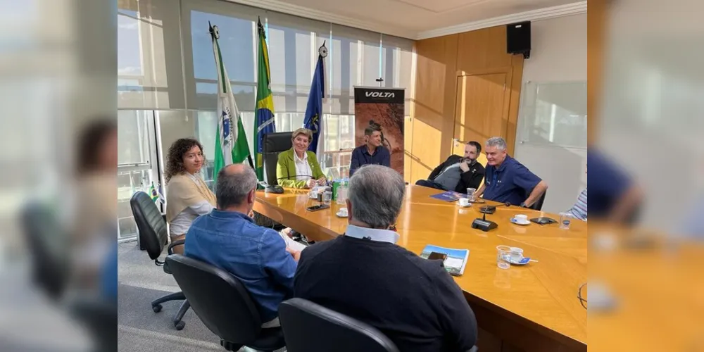 Prefeita Elizabeth Schmidt em reunião com lideranças da cidade e representantes da LP Brasil