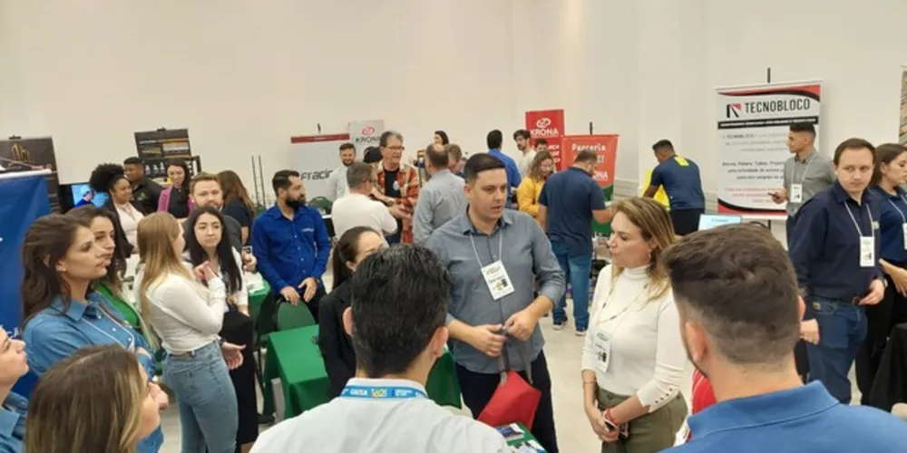 A feira teve como objetivo reunir construtores, profissionais liberais, corretores e empresas