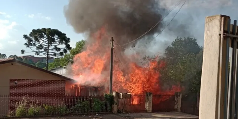 Chamas atingiram residência de madeira na Vila Madureira