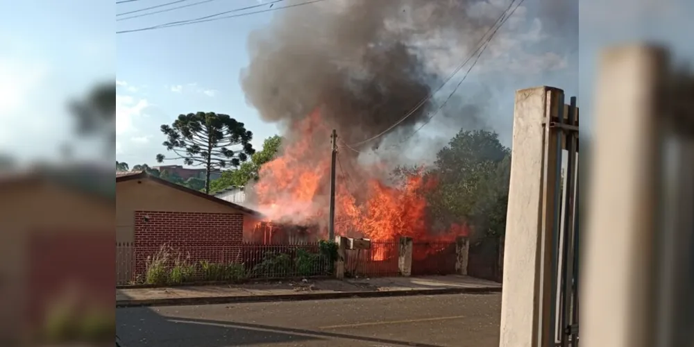 Chamas atingiram residência de madeira na Vila Madureira