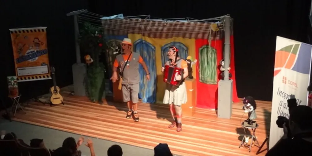 A peça teatral conta a história de uma investigação que acontece na cidade fictícia de Raiolândia