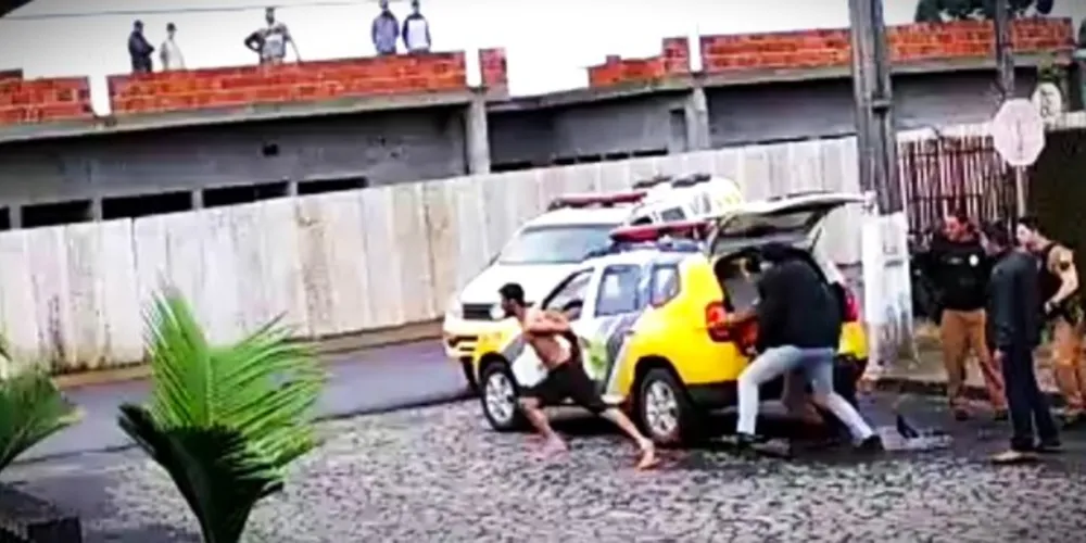 Policiais precisaram sair correndo atrás do suspeito de furto